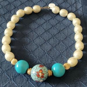 Faux pearl and enamel necklace (226)